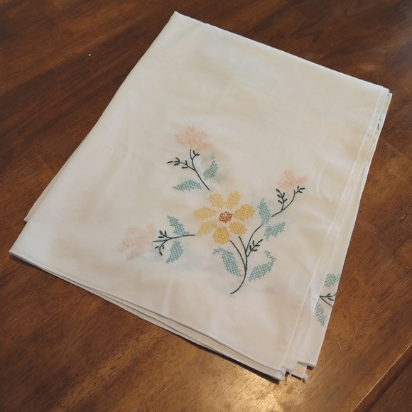 Vintage Hand Embroidered Floral Tablecloth 65" x 55" - Picture 9 of 11